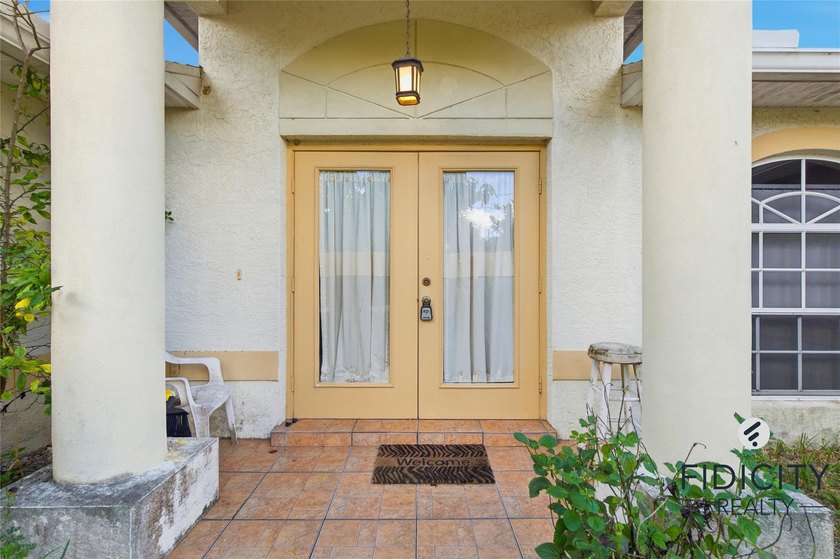 Welcome to this spacious 4-bedroom, 2-bathroom single-family - photo 5