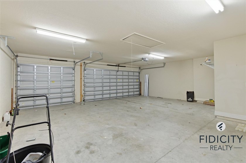 Welcome to this spacious 4-bedroom, 2-bathroom single-family - photo 7