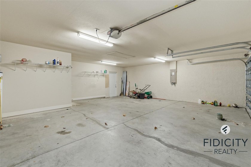 Welcome to this spacious 4-bedroom, 2-bathroom single-family - photo 8