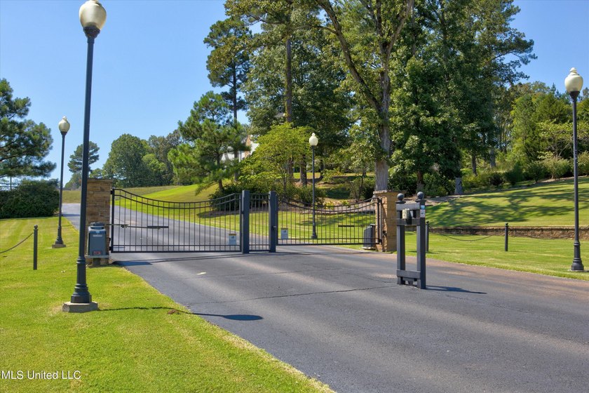 Gorgeous and Private 2.7 Acre Lot in the Incomparable, gated - photo 8