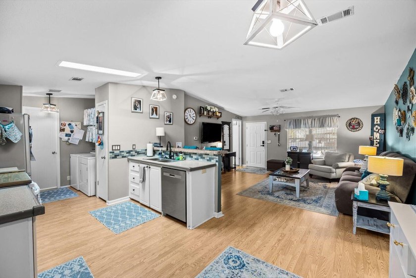 WOW! HUGE PRICE REDUCTION!! Tucked away in a corner on a - photo 14