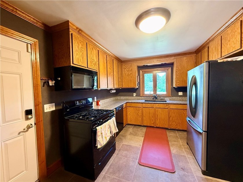 Welcome home to this beautifully maintained 3-bedroom, 2-bath - photo 14
