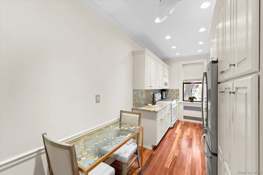 Location &amp; Luxury! Welcome to 'The Windsor' at 21 Barstow - one - photo 14