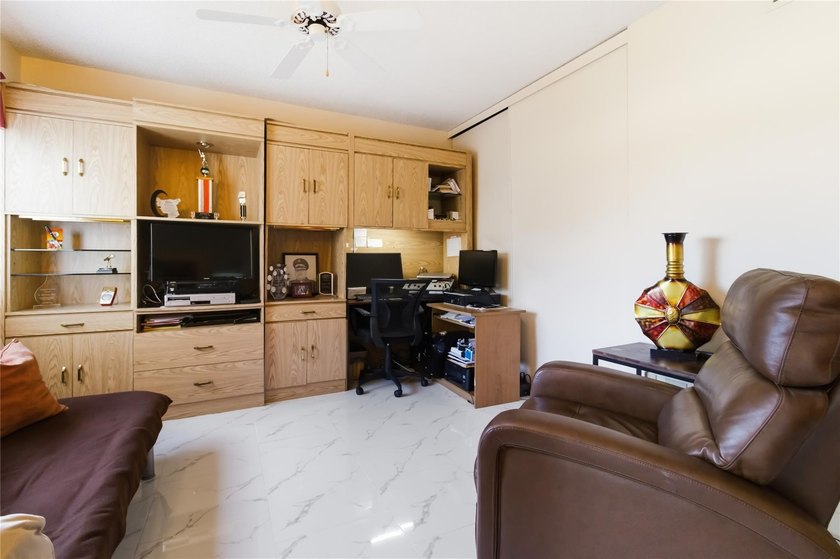 Calling ALL GOLFERS &amp; SNOWBIRDS! Pristine, Beautiful &amp; LARGE, 3 - photo 14