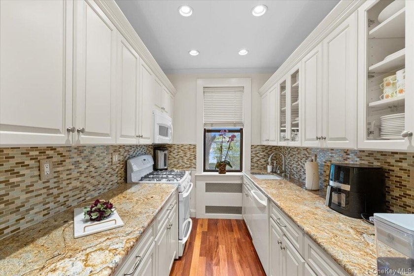 Location &amp; Luxury! Welcome to 'The Windsor' at 21 Barstow - one - photo 15