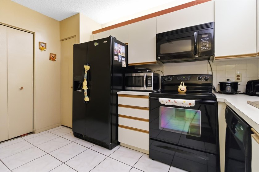 Calling ALL GOLFERS &amp; SNOWBIRDS! Pristine, Beautiful &amp; LARGE, 3 - photo 16
