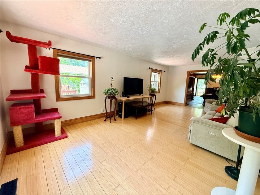 Welcome home to this beautifully maintained 3-bedroom, 2-bath - photo 18
