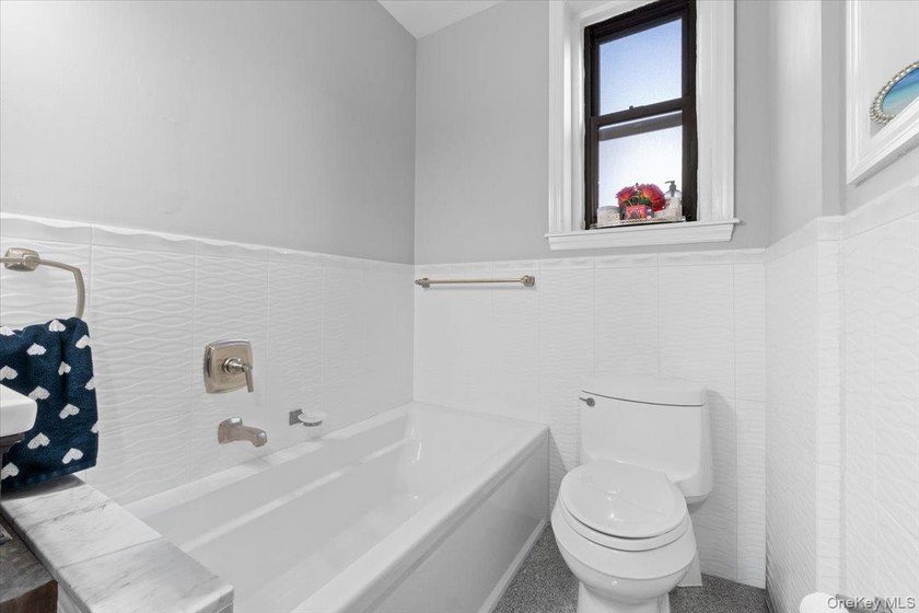 Location &amp; Luxury! Welcome to 'The Windsor' at 21 Barstow - one - photo 20