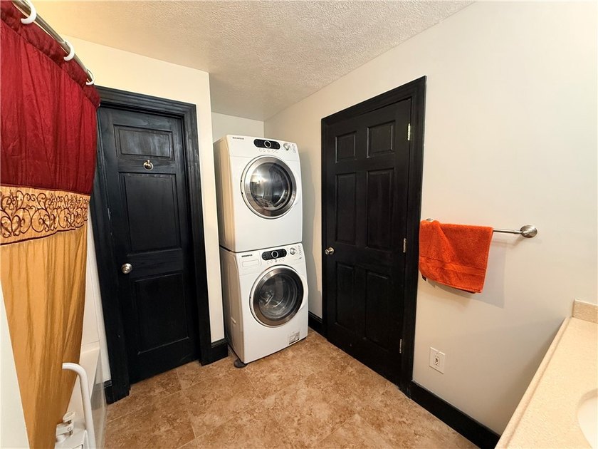 Welcome home to this beautifully maintained 3-bedroom, 2-bath - photo 21