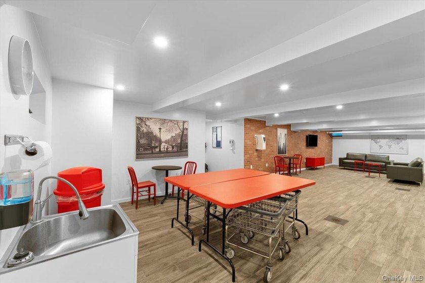 Location &amp; Luxury! Welcome to 'The Windsor' at 21 Barstow - one - photo 26