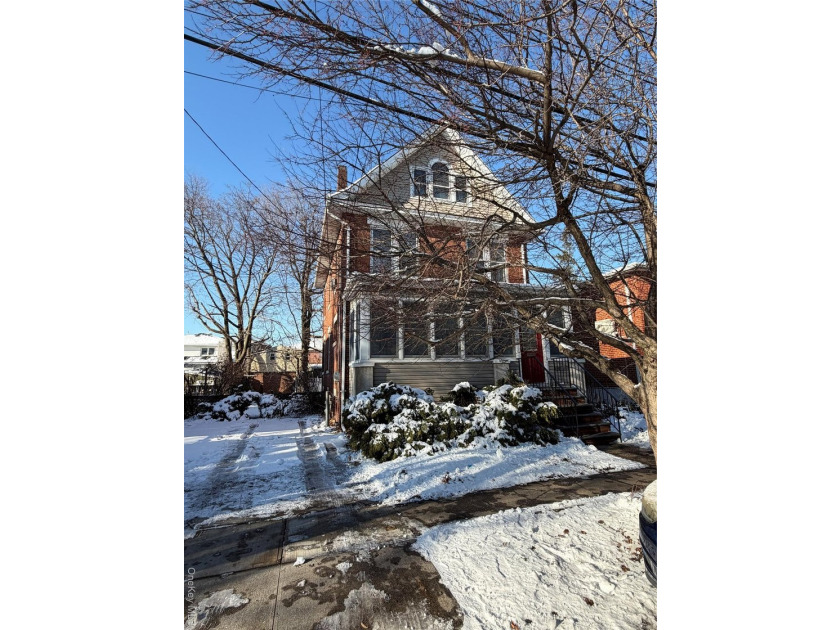 Detached One-Family Home in Prime Auburndale, Flushing (R3X - photo 2