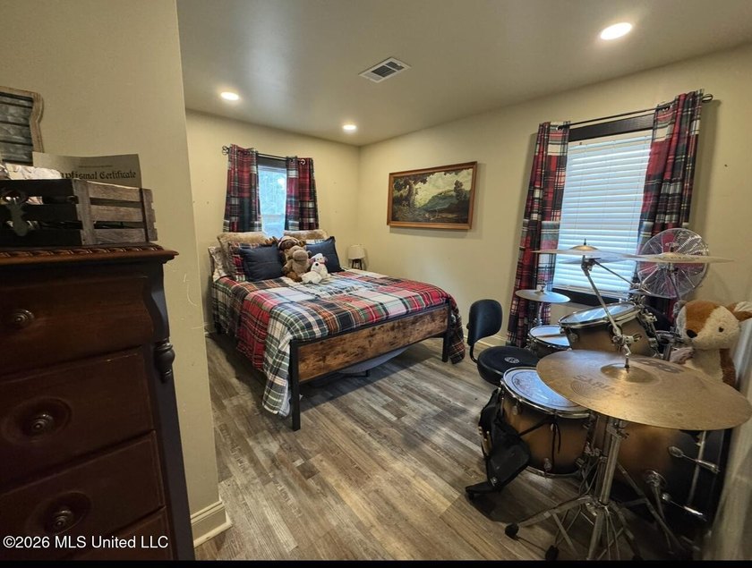 Welcome to this charming 3-bedroom, 2-bath farmhouse retreat - photo 16