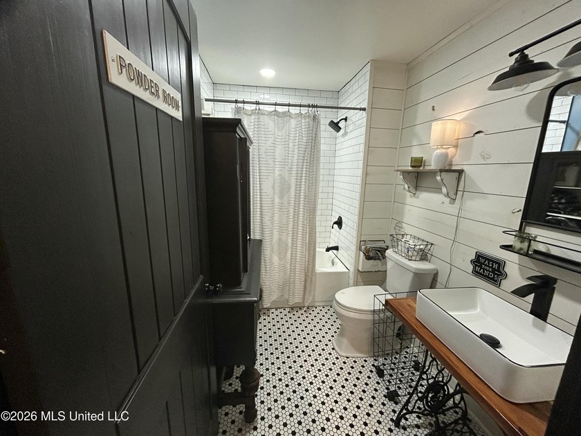 Welcome to this charming 3-bedroom, 2-bath farmhouse retreat - photo 17