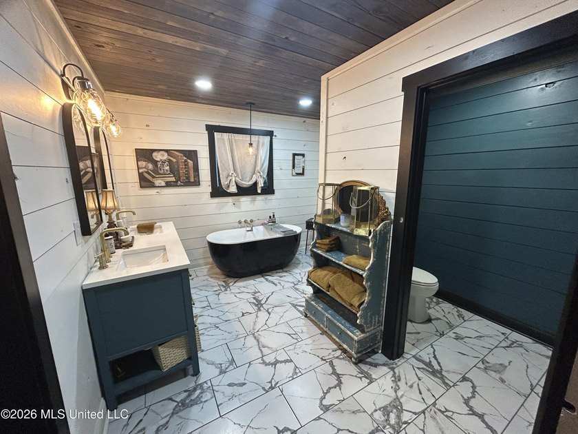 Welcome to this charming 3-bedroom, 2-bath farmhouse retreat - photo 21