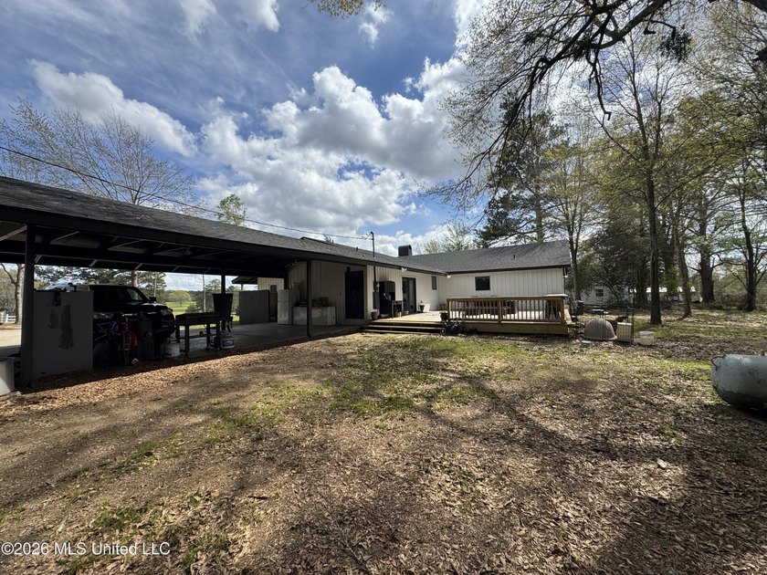 Welcome to this charming 3-bedroom, 2-bath farmhouse retreat - photo 27