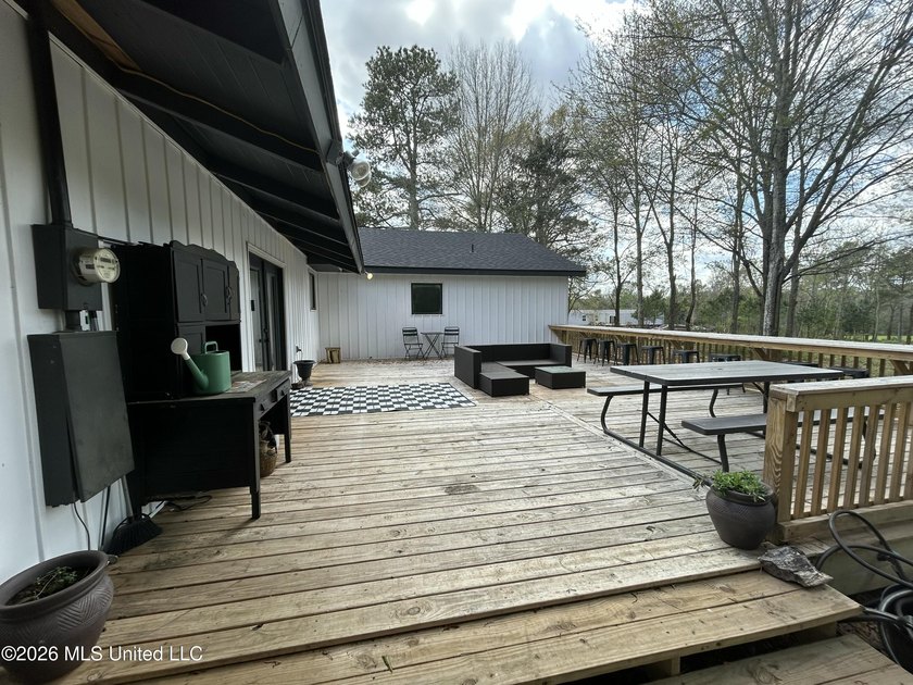 Welcome to this charming 3-bedroom, 2-bath farmhouse retreat - photo 28
