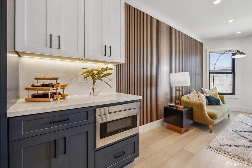 Thoughtfully renovated in 2023, this exceptional bi-level upper - photo 27