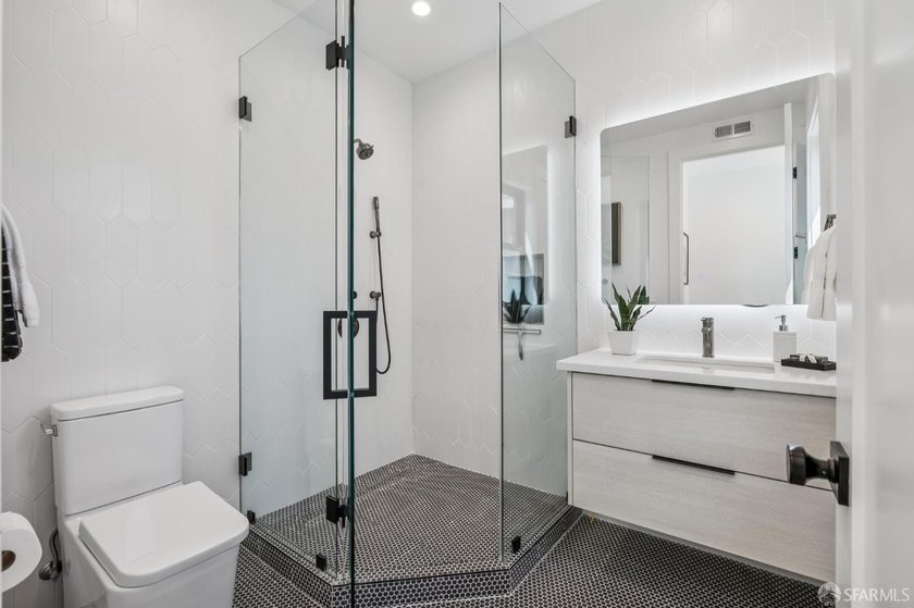 Thoughtfully renovated in 2023, this exceptional bi-level upper - photo 38