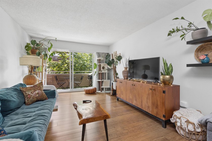 TOP FLOOR, tastefully updated south-facing 1-bedroom in the - photo 2