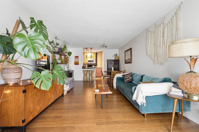 TOP FLOOR, tastefully updated south-facing 1-bedroom in the - photo 4