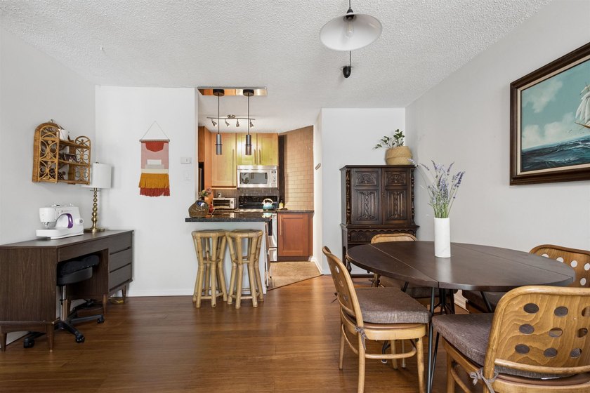 TOP FLOOR, tastefully updated south-facing 1-bedroom in the - photo 9