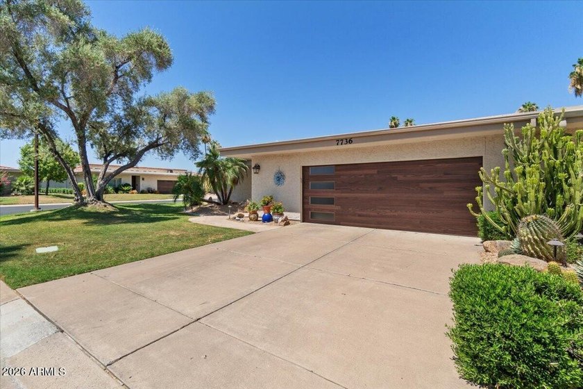 Located on a premium corner lot, tucked away in popular - photo 6