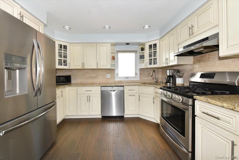 Welcome to this beautiful home located in the heart of Merrick - photo 13
