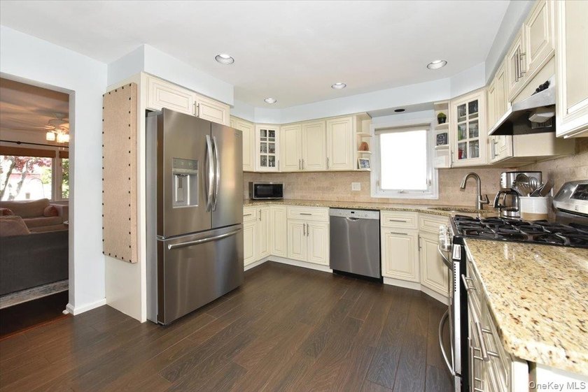 Welcome to this beautiful home located in the heart of Merrick - photo 14