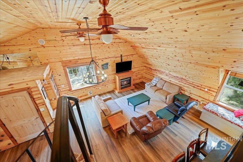 MOUNTAIN LIVING AT ITS BEST! Nestled on a beautifully wooded 1 - photo 15