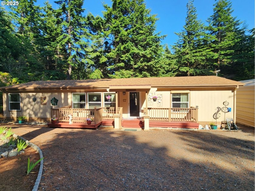 Beautifully remodeled home loaded with quality upgrades, tucked - photo 2