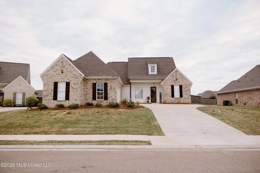Beautiful Like-New Home on Quiet Cul-de-Sac Located within the - photo 3