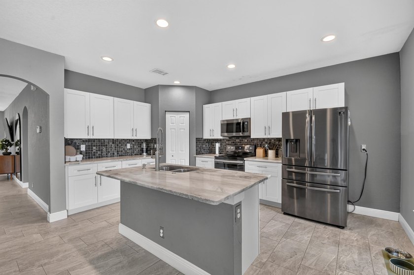 Welcome to this beautifully maintained and RARELY AVAILABLE 4 - photo 17