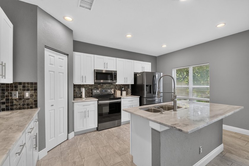 Welcome to this beautifully maintained and RARELY AVAILABLE 4 - photo 18