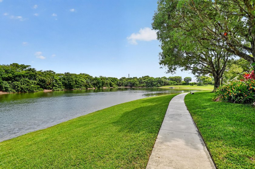 Welcome to this beautifully maintained and RARELY AVAILABLE 4 - photo 20