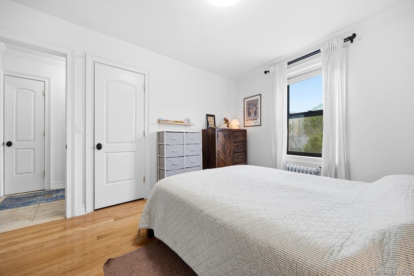 Spacious and fully renovated 2-bedroom, 1-bath condo located in - photo 11