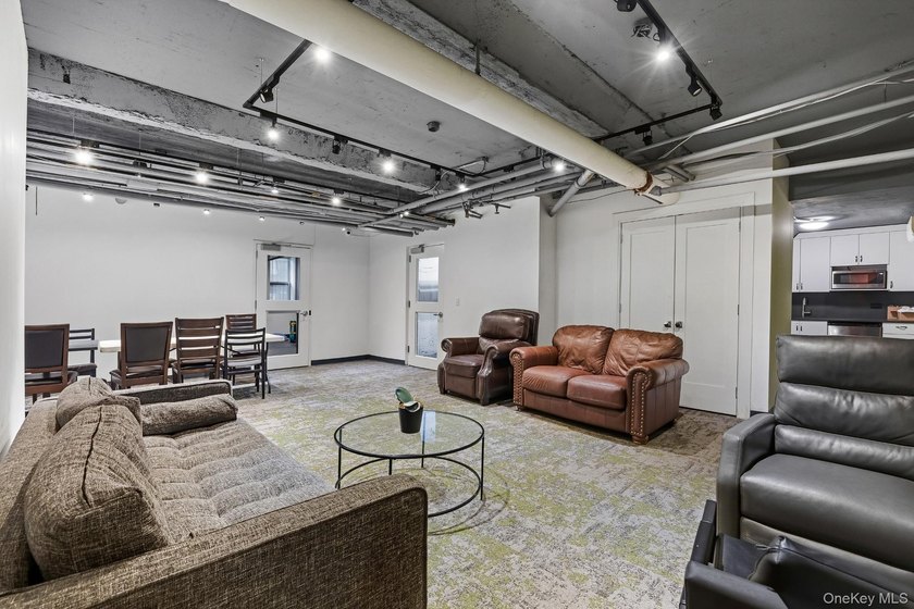 Spacious and fully renovated 2-bedroom, 1-bath condo located in - photo 14