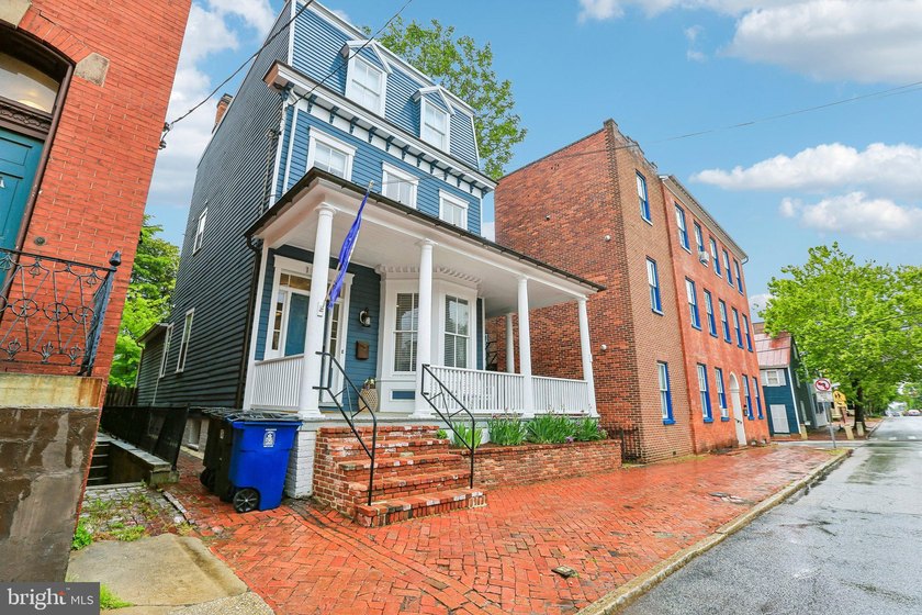 Welcome to 146 Duke of Gloucester Street! As you approach the - photo 3