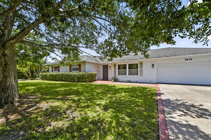 Welcome to 7635 Oakmont Drive in Lake Worth, a charming - photo 7