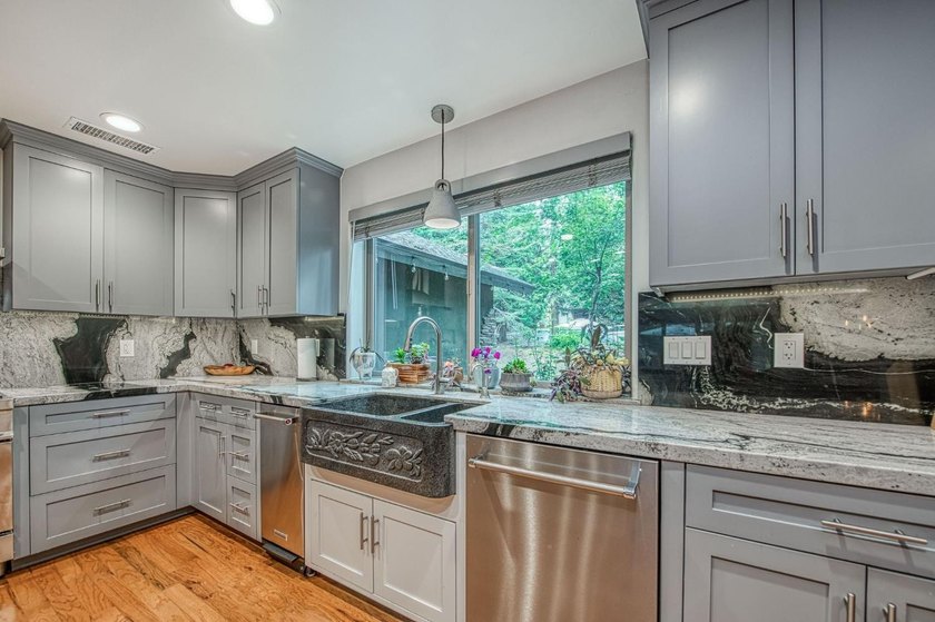 OPEN HOUSE: Sunday, July 5th 12 - 3pmMeticulously maintained and - photo 12