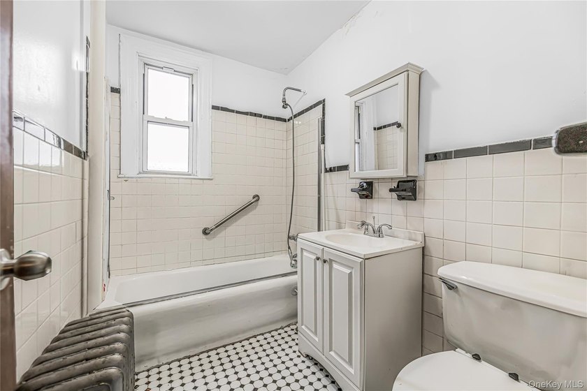3 Family home in R7 Zoning. Great opportunity to develop this - photo 14