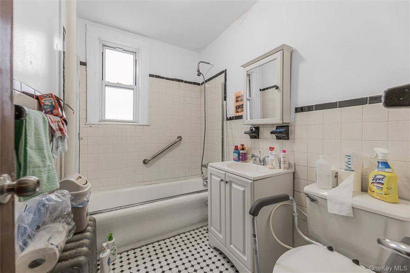 3 Family home in R7 Zoning. Great opportunity to develop this - photo 15