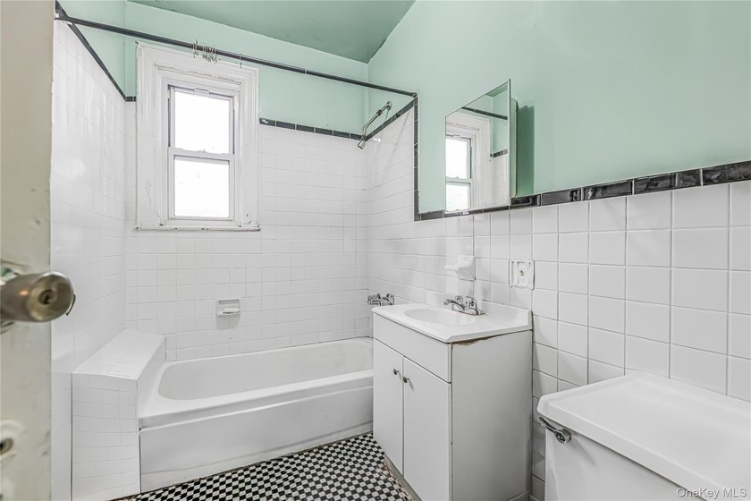 3 Family home in R7 Zoning. Great opportunity to develop this - photo 22