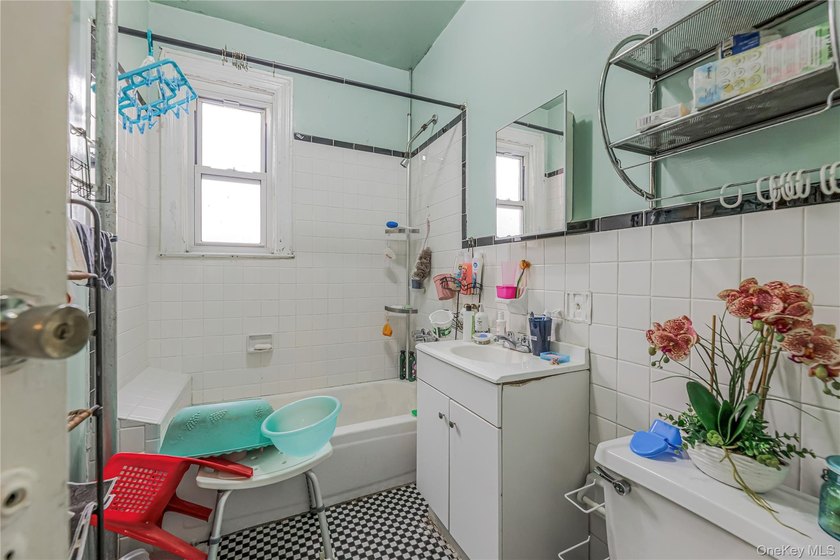 3 Family home in R7 Zoning. Great opportunity to develop this - photo 23