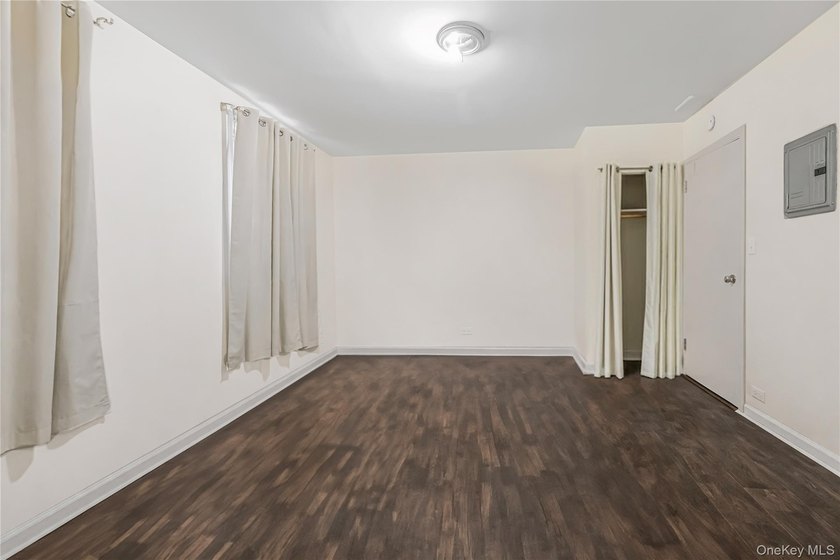 3 Family home in R7 Zoning. Great opportunity to develop this - photo 31
