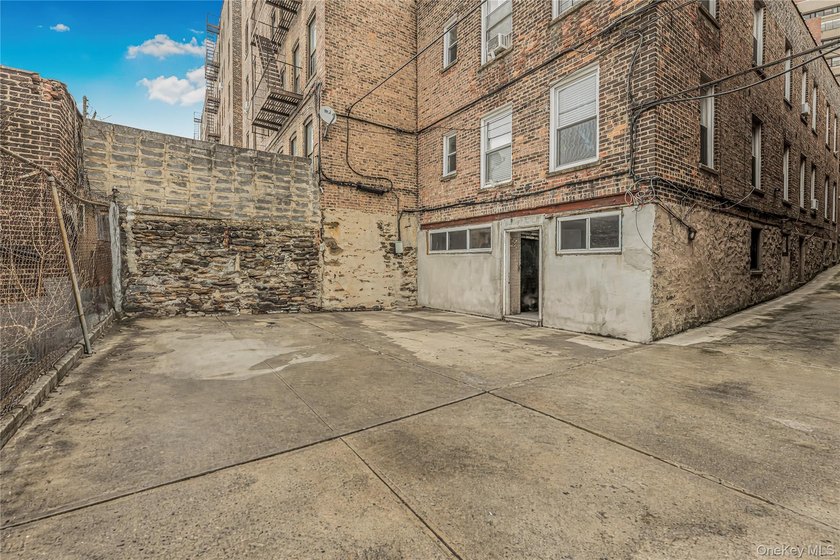 3 Family home in R7 Zoning. Great opportunity to develop this - photo 36