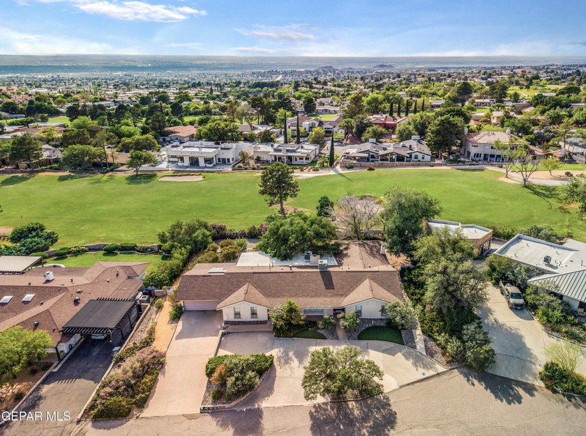 A rare opportunity to own a classic Coronado Country Club estate - photo 2