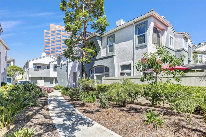 Bright &amp; Modern 2-Bed, 2-Bath townhome in San Diego! Welcome to - photo 3