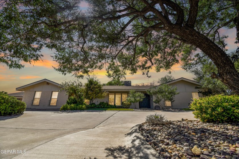 A rare opportunity to own a classic Coronado Country Club estate - photo 6