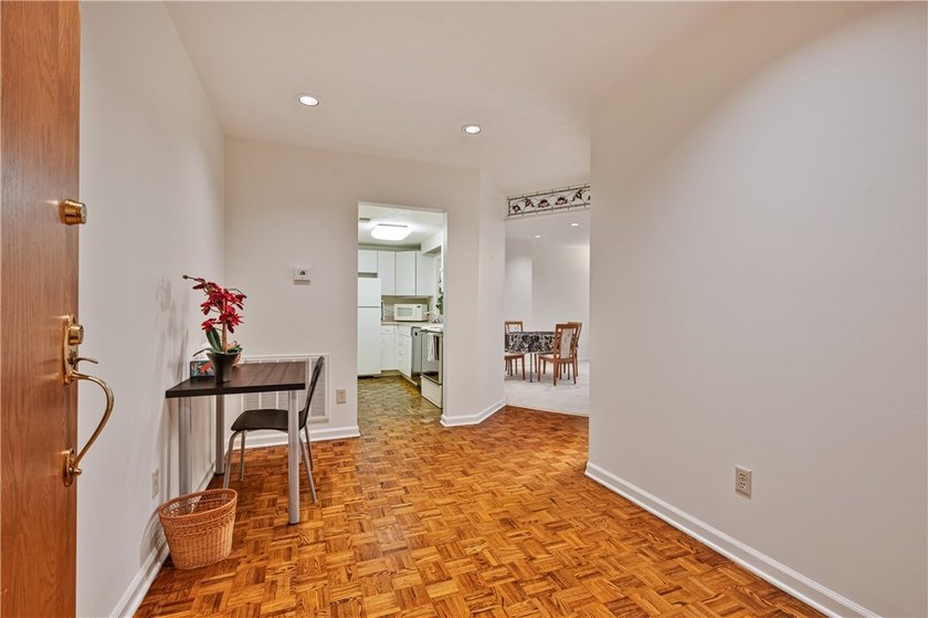 Welcome to the Village of Shadyside. One bedroom large luxury - photo 8
