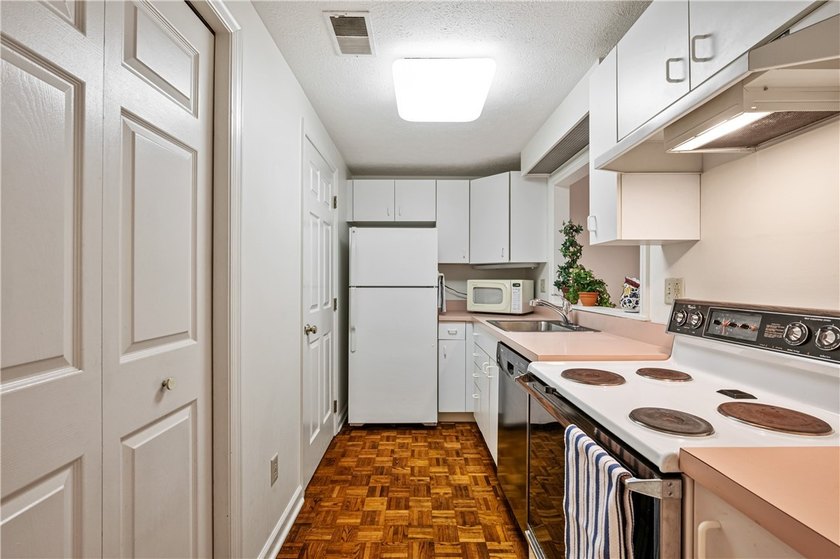 Welcome to the Village of Shadyside. One bedroom large luxury - photo 9